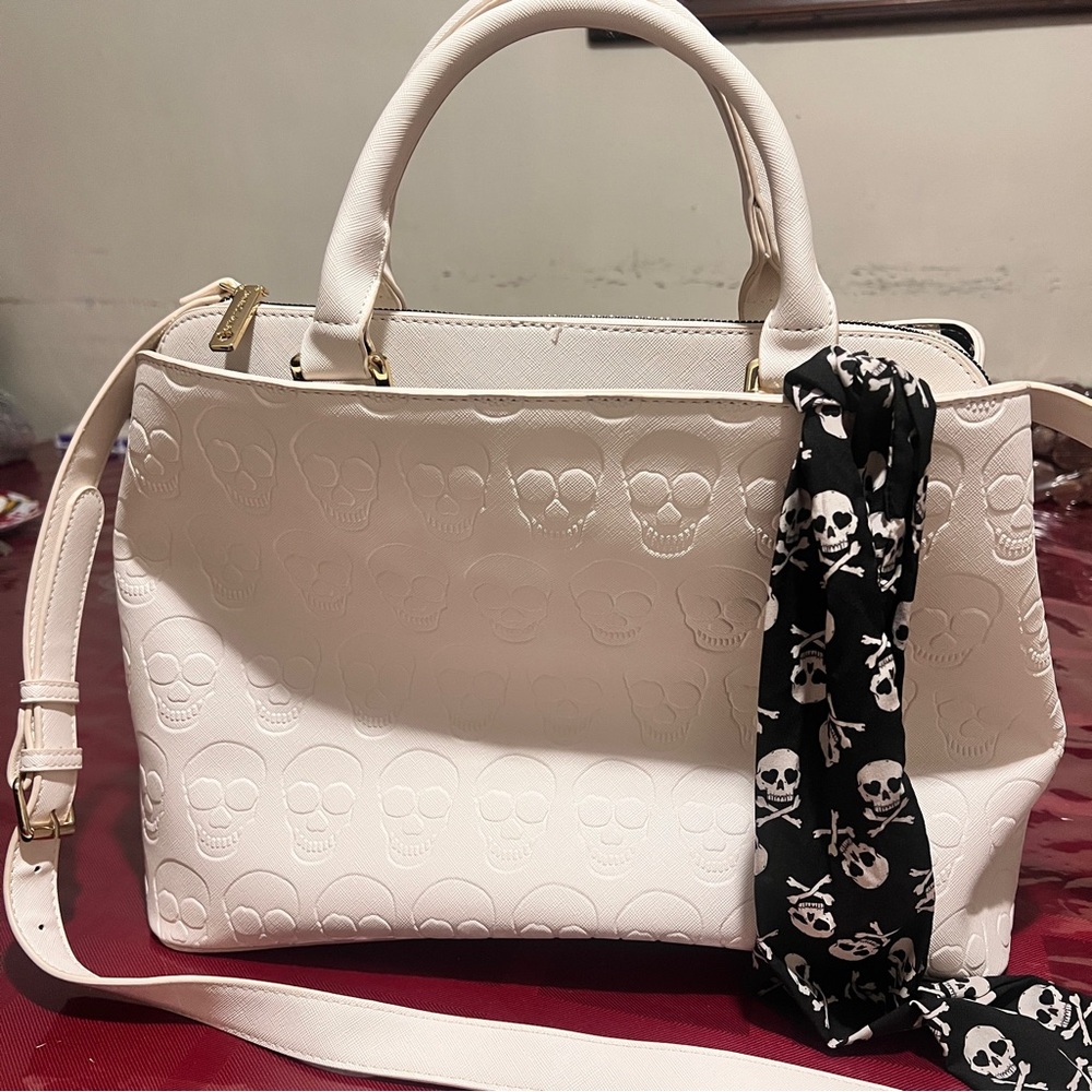 White Skull Embossed Handbag - Picture 8 of 13